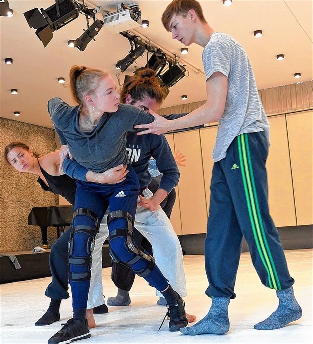 Getanzte Inklusion im Schmuckmuseum