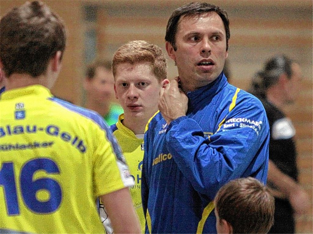 Mit jungen Spielern aus dem eigenen Nachwuchs will Edin Pivac (re.), hier beim Dreikönigsturnier in Wiernsheim Anfang Januar, die Mannschaft des HC Blau-Gelb Mühlacker in der Kreisliga neu formen.