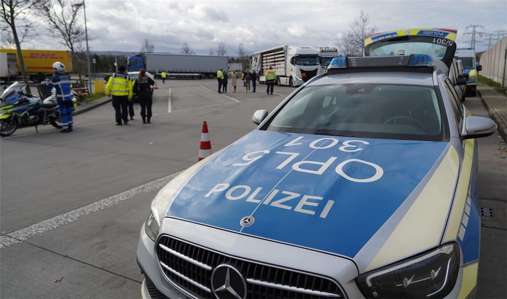 Mit mehr als 30 Beamten ist die Polizei auf dem Rastplatz „Am Waisenrain“ im Einsatz, um Lastwagen zu kontrollieren. Foto: Roller