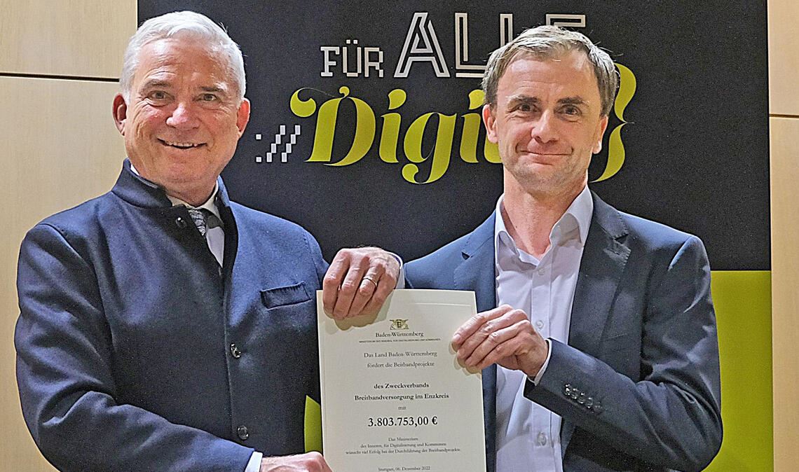 Mit mehr als 3,8 Millionen Euro fördert das Land den Aufbau des kreisweiten Backbone-Netzes. Darüber freuen sich Sven Besser (re.) vom Enzkreis-Zweckverband und Minister Thomas Strobl, der den Bescheid überreicht. Foto: IM Baden-Württemberg)