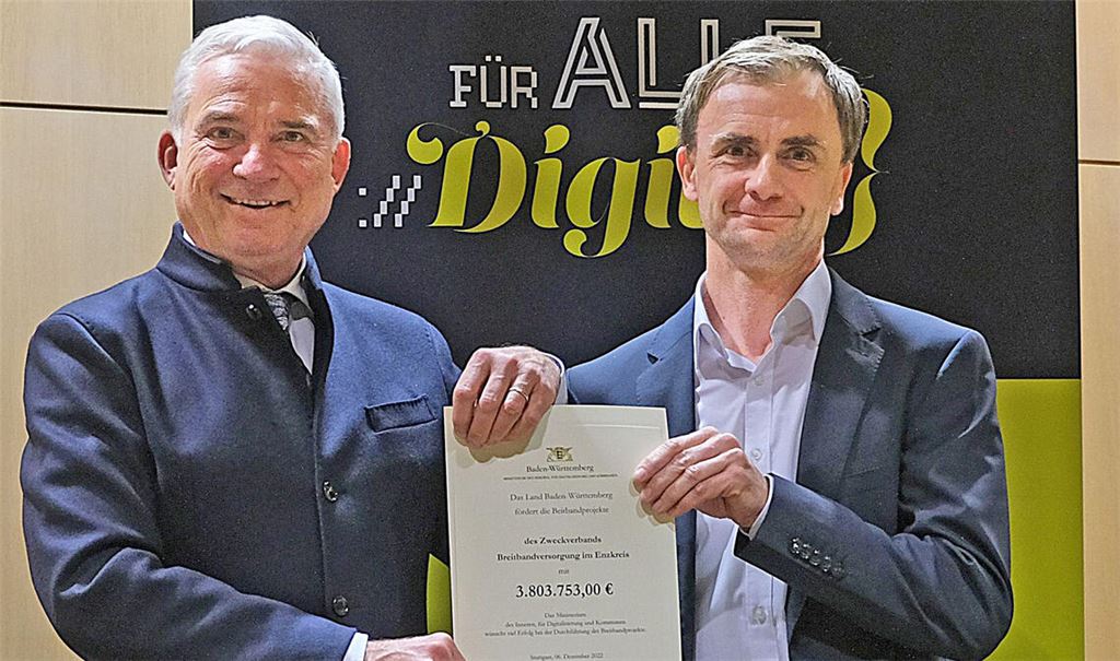 Mit mehr als 3,8 Millionen Euro fördert das Land den Aufbau des kreisweiten Backbone-Netzes. Darüber freuen sich Sven Besser (re.) vom Enzkreis-Zweckverband und Minister Thomas Strobl, der den Bescheid überreicht. Foto: IM Baden-Württemberg)