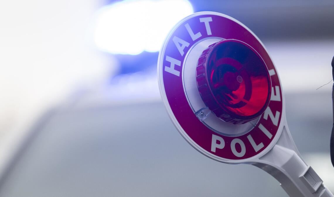Mit mehreren gestohlenen Schildern im Auto versuchen fünf junge Männer, einer Polizeistreife in Öhringen zu entkommen (Symbolfoto).