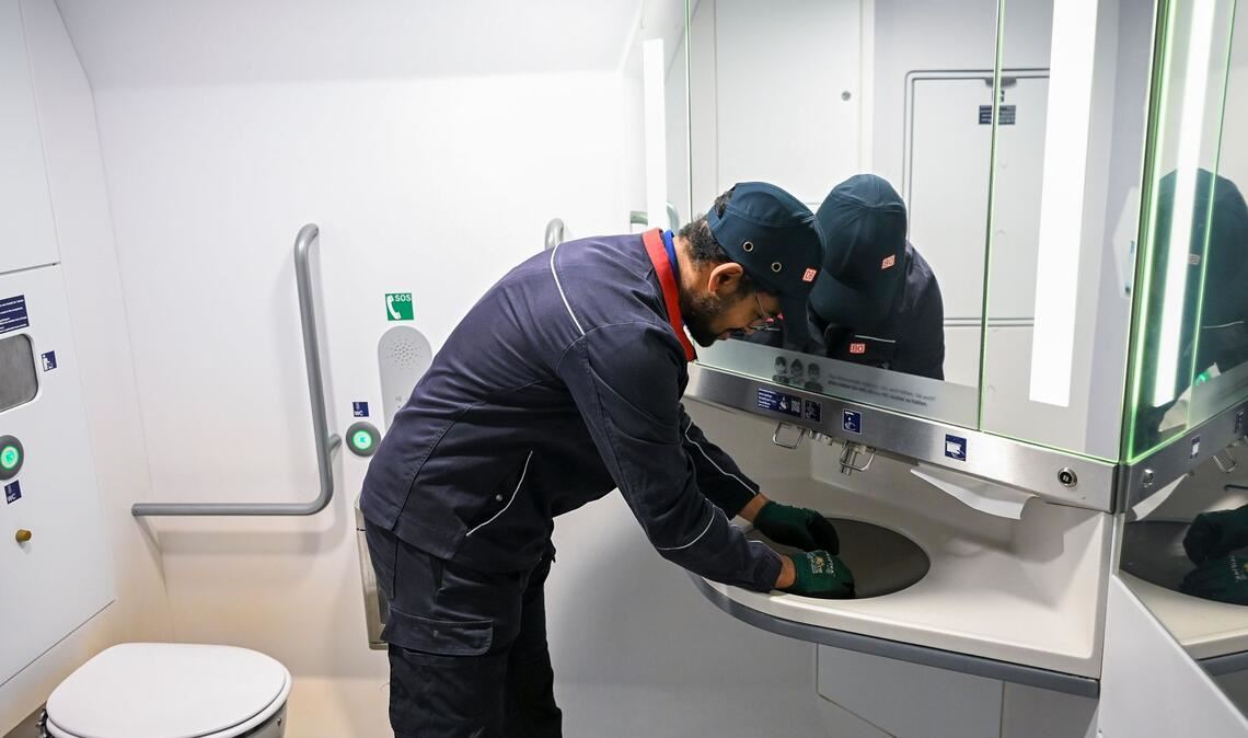 Mit mobilen Reparaturteams will die Deutsche Bahn für mehr funktionierende Toiletten im Fernverkehr sorgen.