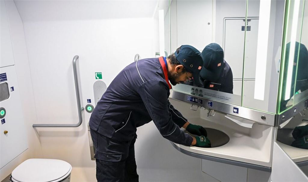 Mit mobilen Reparaturteams will die Deutsche Bahn für mehr funktionierende Toiletten im Fernverkehr sorgen.