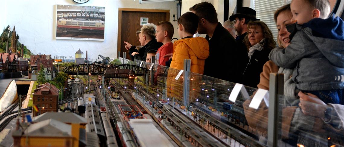 Mit modernster Technik werden die Anlagen des Modelleisenbahnclubs gesteuert. Bei Fahrtag am Sonntag herrschte großer Andrang – sehr zur Freude des Vereins. Fotos: Stahlfeld