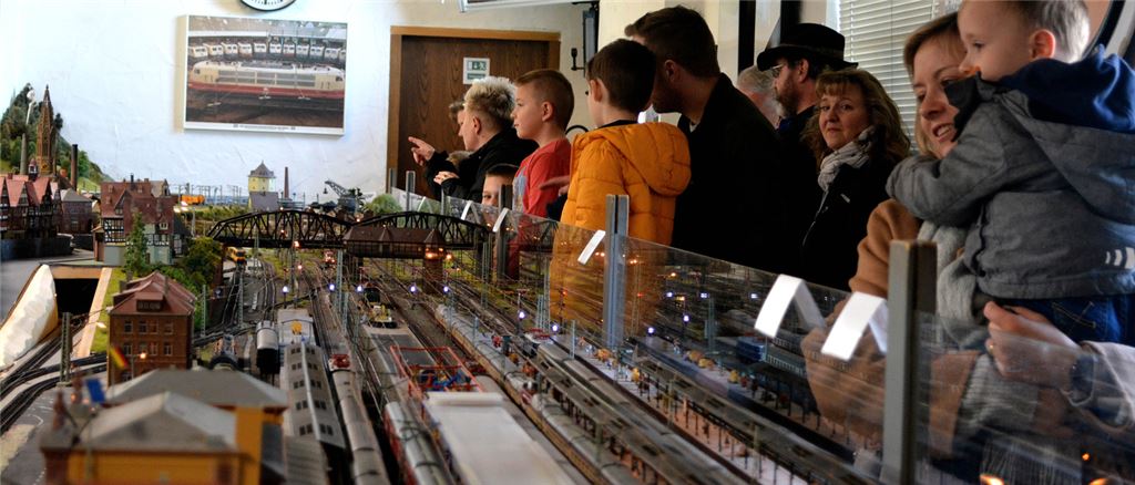 Mit modernster Technik werden die Anlagen des Modelleisenbahnclubs gesteuert. Bei Fahrtag am Sonntag herrschte großer Andrang – sehr zur Freude des Vereins. Fotos: Stahlfeld