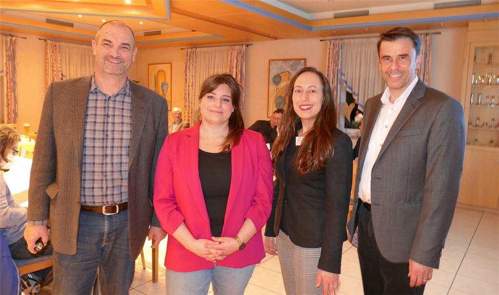 Mit neuen Ideen zur Nachwuchssuche: Die Kreishandwerkerschaft bei der Jahreshauptversammlung mit Geschäftsführer Matthias Morlock (li.) und Kreishandwerksmeister Frank Herrmann. Dazwischen Eva Mürrle (li.) und Christina Zejewski. Foto: Peche