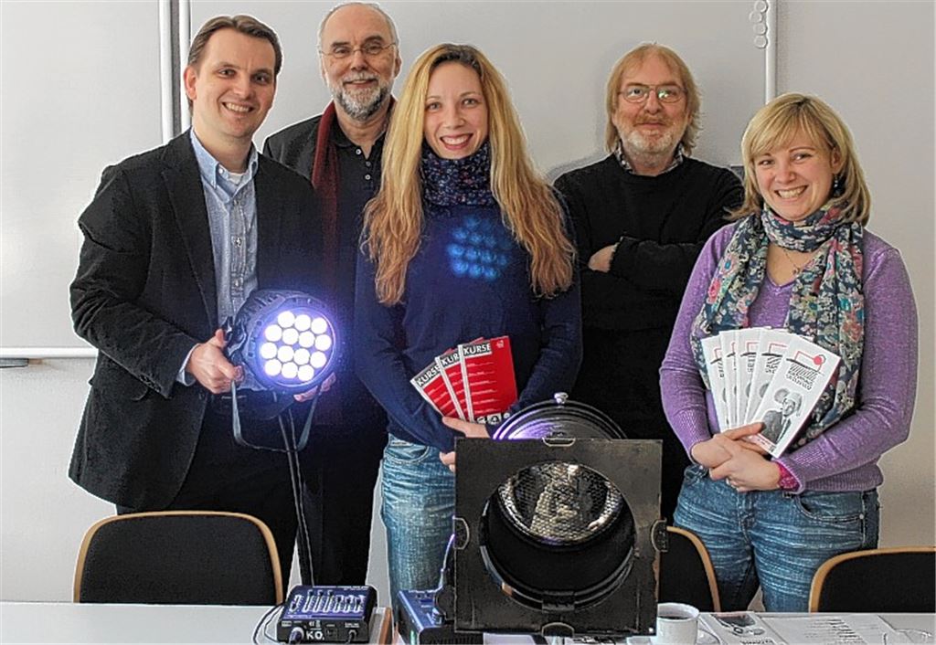 Mit neuen LED-Scheinwerfern freuen sich (v.li.) Vorsitzender Andreas Mürle, Geschäftsführer Gerhard Baral, Musikmitarbeiterin Ursula Helmstädt, der stellvertretende Geschäftsführer Bernd Kotz und Projektleiterin Katinka Mast auf das neue Programm im Kulturhaus Osterfeld. Foto: Zachmann