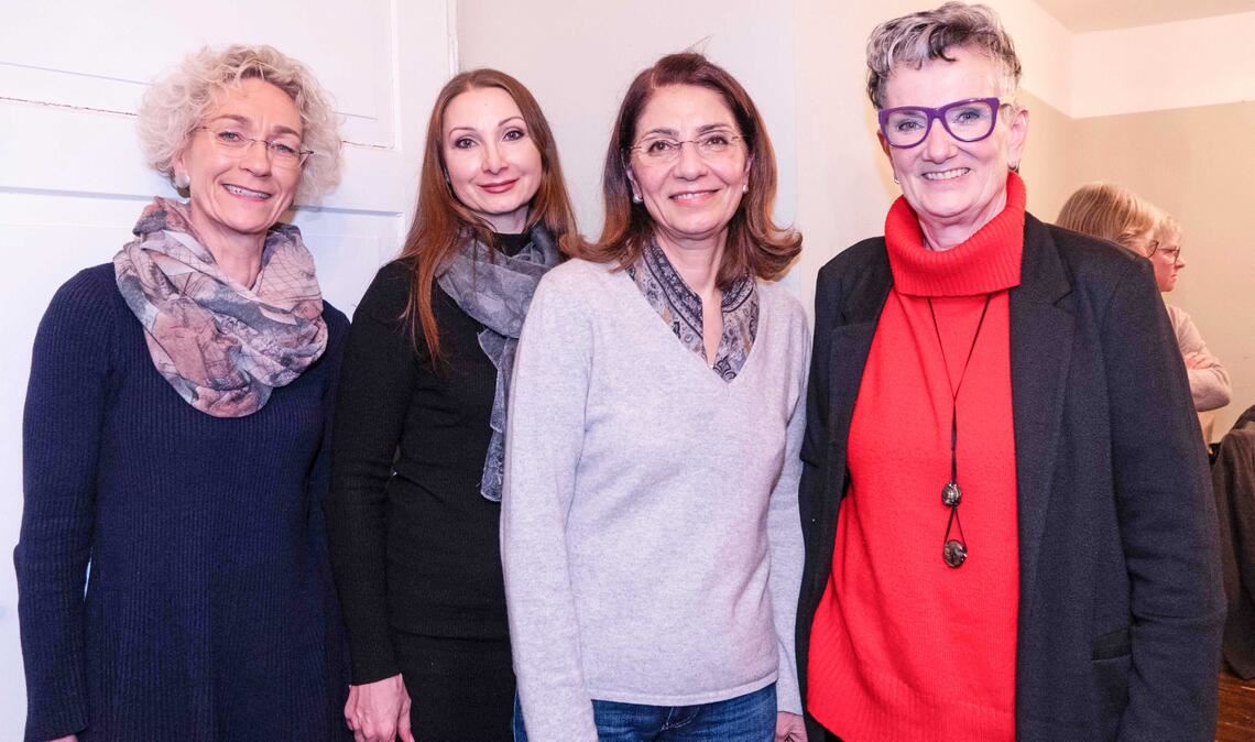 Mit neuen Sprecherinnen und einem Impuls-Vortrag ist das Frauenbündnis Pforzheim-Enzkreis mit (von links) Sabine Büttner, Erika Eckstein, Afsaneh Soruri (Referentin) und Kerstin Wilhelm-Moraweck gestartet. Foto: Volz