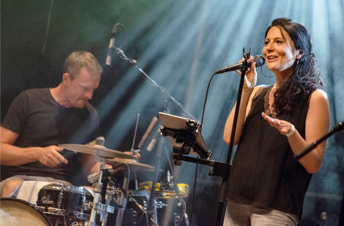 „Chilliger Abend“ mit einer Premiere am Geburtstag Mit neuer Besetzung, aber bekanntem Sound präsentieren sich „2am“ auf der Bühne der SommerevENZ. Foto: Fotomoment