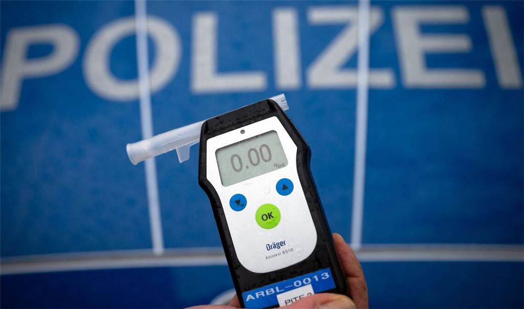 Mit reichlich Alkohol im Blut war ein LKW-Fahrer auf der A81 unterwegs (Symbolbild).