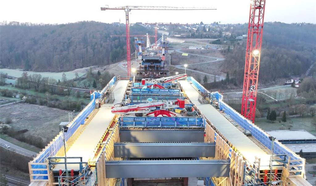 Mit riesigen mobilen Kränen wurden wichtige Bauteile an der neuen Hochbrücke über das Neckartal installiert.