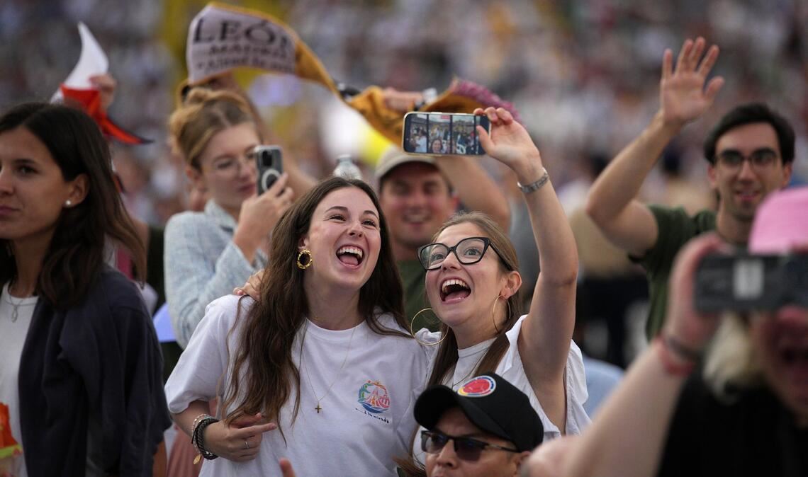 Mit rund 40.000 überwiegend jungen Leuten feierte der Papst am Abend eine Vigilie im Olympiastadion von Barcelona.