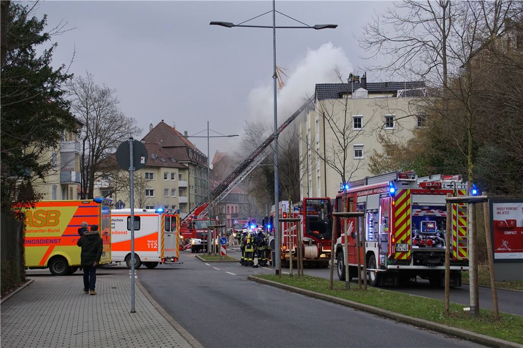 Pforzheim: Dachstuhlvollbrand - mehrere Verletzte Personen
