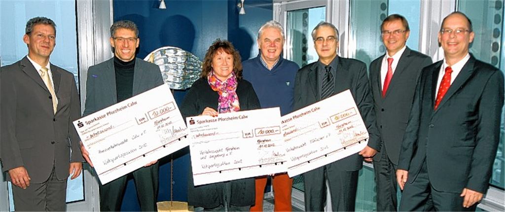 Mit satten Geldspritzen unterstützt die Sparkasse die Arbeit der Verkehrswacht-Vereine: Vorstandsvorsitzender Stephan Scholl (v.re.) und seine Kollege Sieghardt Bucher, der Mühlacker Verkehrswacht-Vorsitzende Helmut Scheible, seine Pforzheimer Kollegen Peter Ludwig und Daniela Vogel sowie der Calwer Vorsitzende Carsten Lachenauer sowie li. das stellvertretende Sparkassen-Vorstandsmitglied für den Kreis Calw, Ralph Günthner.Foto: Kollros