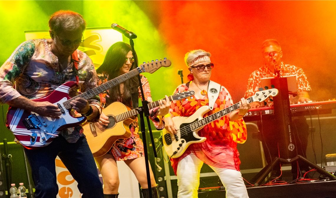 Gelungener Auftakt macht Lust auf Runde zwei Mit schrillen Kostümen und groovigen Rhythmen lassen „Yvolution“ den Charme der 70er-Jahre auf der Bühne an der stillen Enz wieder aufleben. Fotos: Fotomoment (3), Friedrich