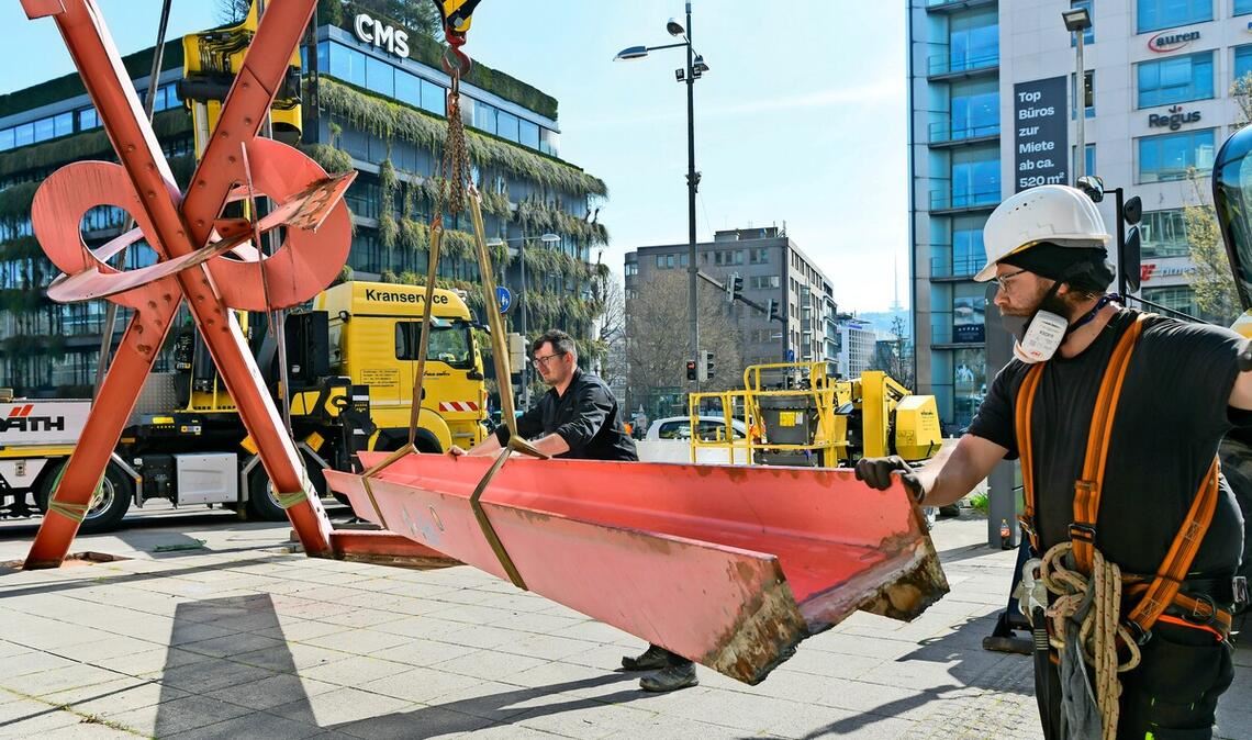 Mit schwerem Gerät abgebaut: Großplastik „Lobotchevksy“ vor dem Treffpunkt Rote­bühlplatz