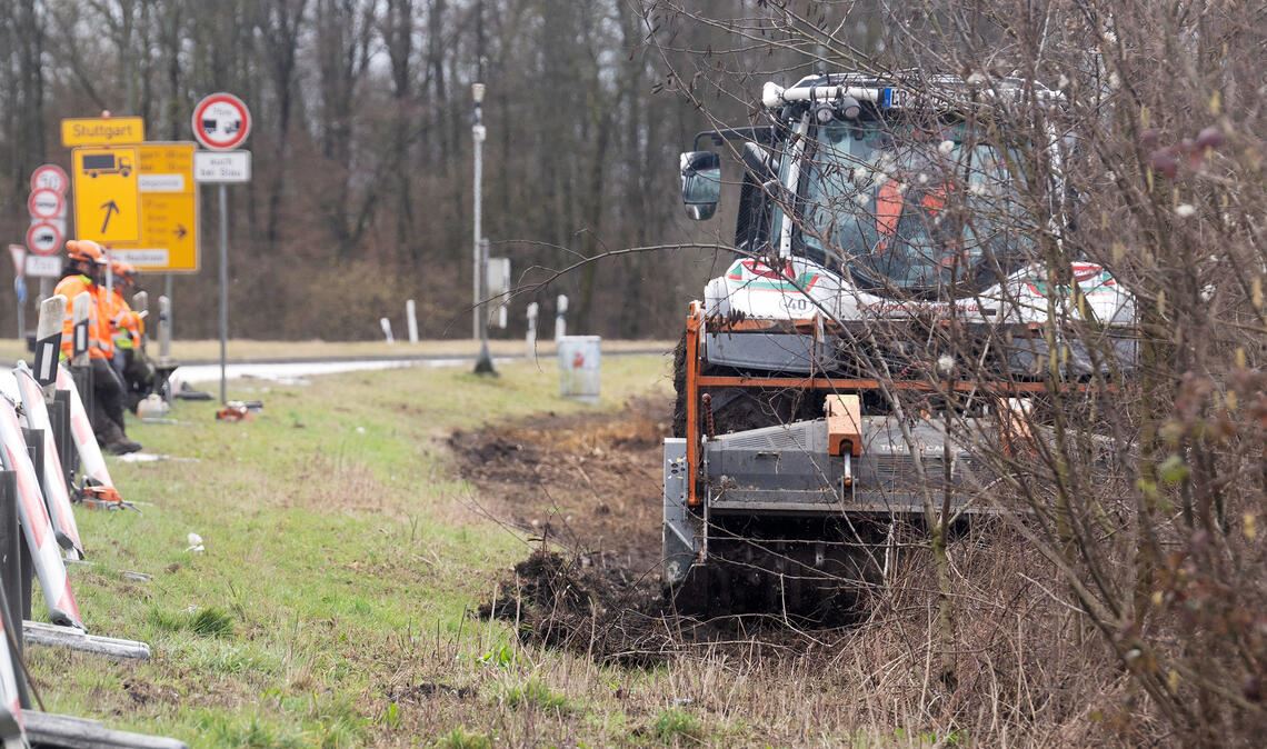 Mit schwerem Gerät wird das Baufeld an der B-35-Brücke vorbereitet. Fotos: Fotomoment