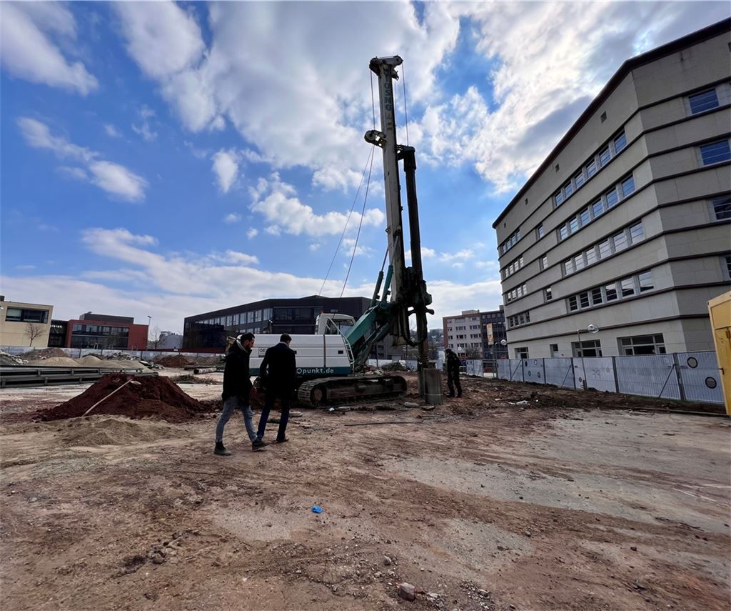 Mit schwerem Gerät zur neuen Innenstadt Ost: Auf dem Gelände, an dem das neue Technische Rathaus entstehen soll, laufen (Probe-)Bohrungen. Foto: ©Stadt Pforzheim/Ljiljana Berakovic