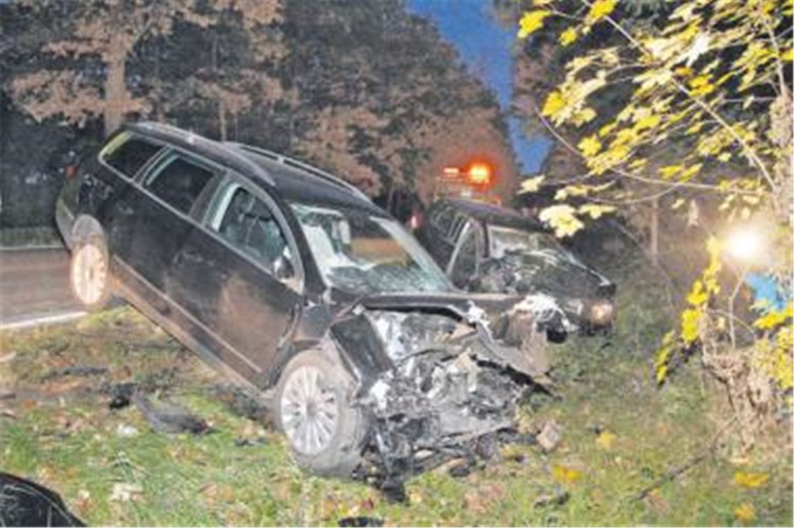 Mit schweren Verletzungen werden zwei Autofahrer nach einem Verkehrsunfall zwischen Eisingen und Kieslbronn in Krankenhäuser gebracht. Die Polizei sucht Zeugen.
Foto: Tilo Keller
