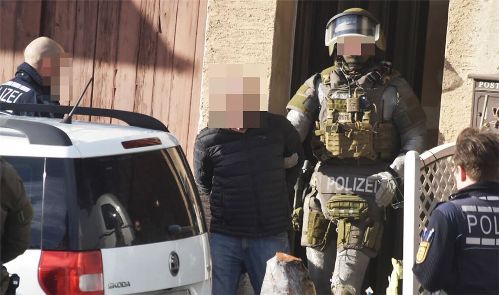 Mit schwerer Montur rücken Spezialkräfte an und überwältigen einen 65-jährigen Mann, der sich in Lienzingen in einer Wohnung verschanzt und zwei Polizisten mit einer Axt angegriffen hat. Fotos: Myroshnichenko