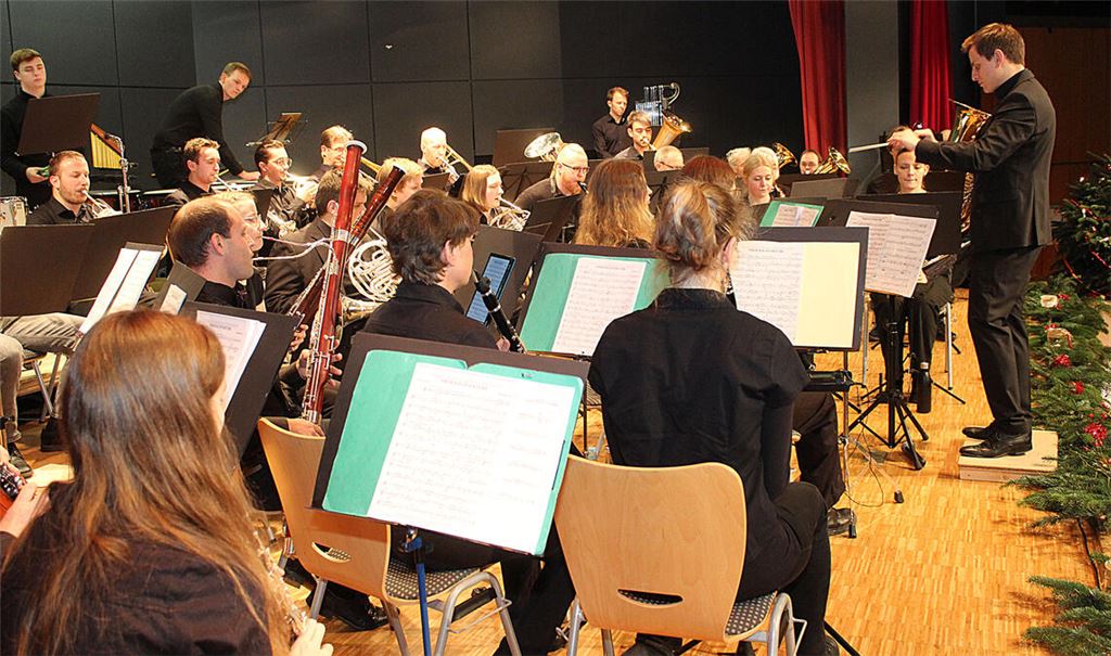 Mit seinem Adventskonzert begeistert das Projektorchester des Ötisheimer Musikvereins in der Ötisheimer Erlentalhalle. Foto: Prokoph