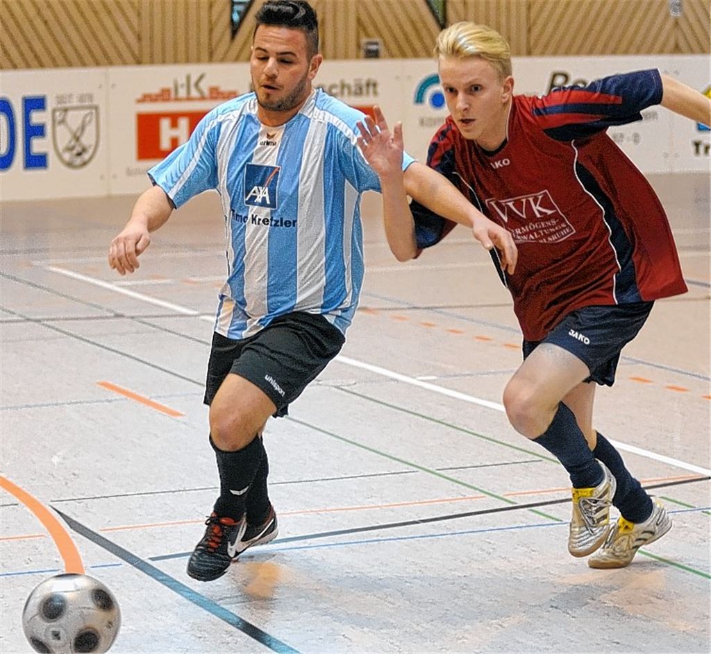 Mit seinem Treffer zum 1:0-Sieg gegen Wössingen legt Pasquale Arena (li.) den Grundstein zum Illinger Siegeszug. Foto: Fotomoment