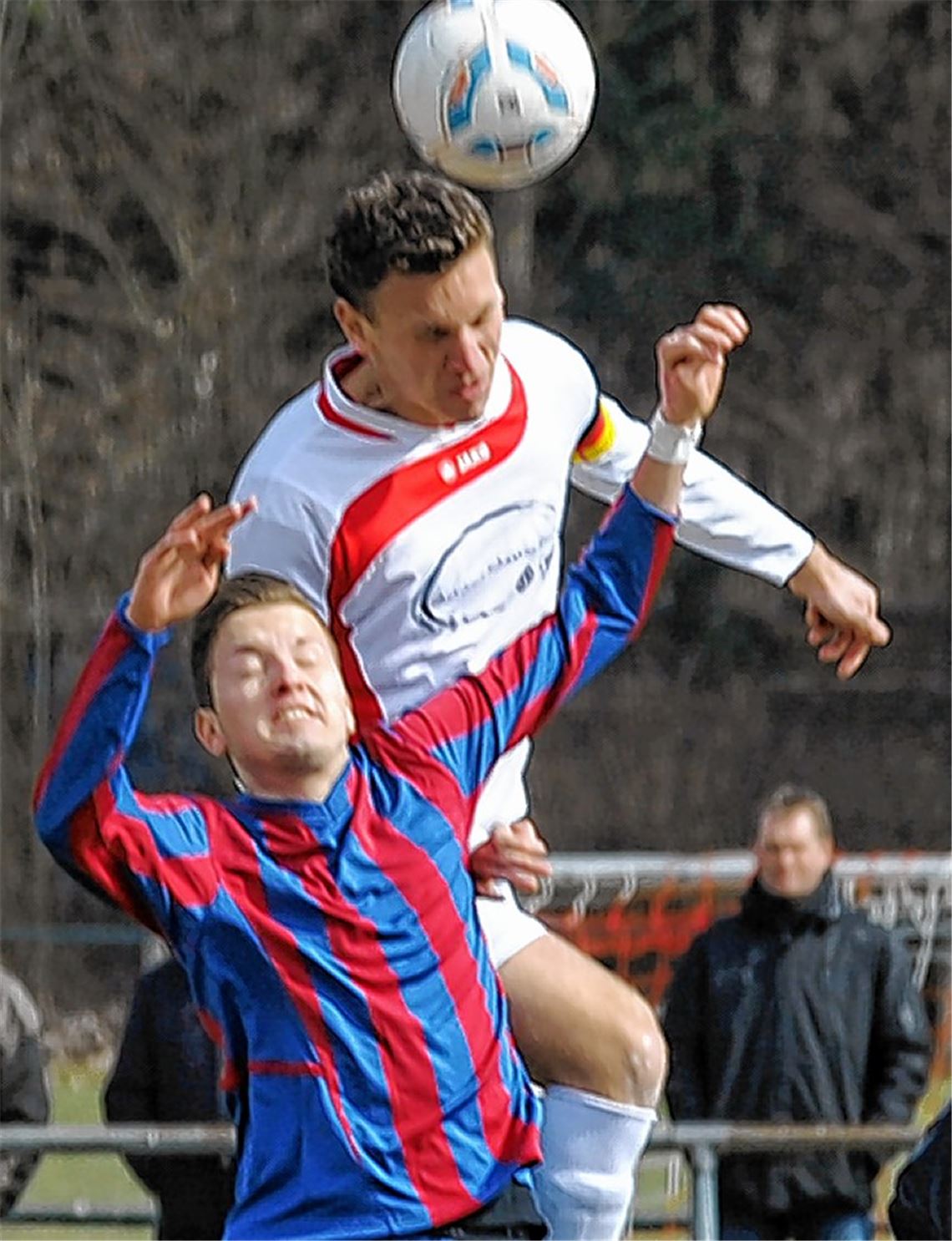 Mit seinem wuchtigen Kopfball zum 0:1 bringt Andreas Seifert (in Weiß) die SG Ölbronn-Dürrn auf die Siegerstraße.  Foto: Fotomoment