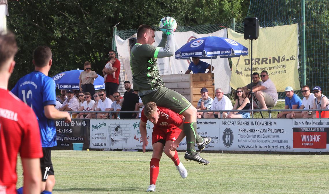 Mit seinen 2,02 Metern hat der Enzberger Tormann Bastian Voges vor seinem Kasten meist die Lufthoheit. Er ist als Keeper von der nächsten Saison an als Aktivposten zwischen den Pfosten übrigens langsam auf dem Absprung. Foto: Archiv/Rubner