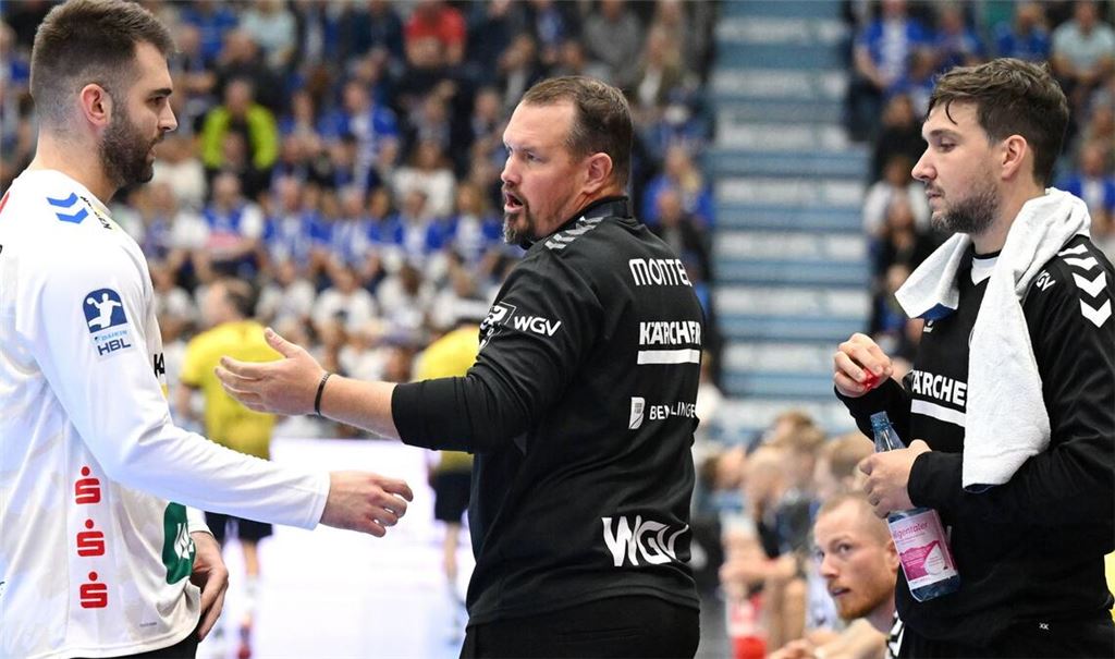 Mit seinen Torhütern Miljan Vujovic (li.) und Daniel Rebmann konnte TVB-Trainer Misha Kaufmann in Gummersbach nicht zufrieden sein.