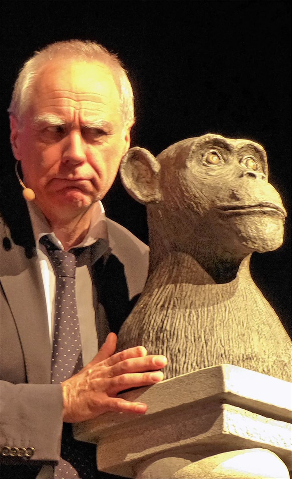 Mit seinen steinzeitlichen Fluchtmöbeln unterwegs: der bayerische Kabarettist Bruno Jonas im Kulturhaus Osterfeld.Foto: Roth