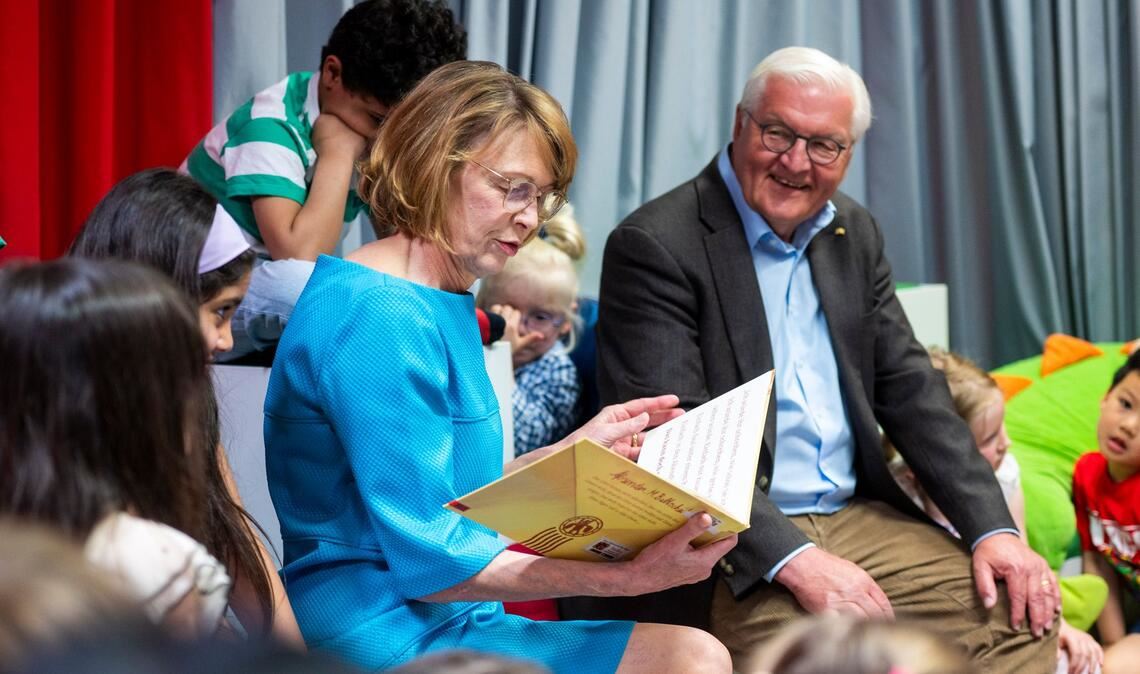 Mit seiner Frau Elke Büdenbender las er Kindern in Berlin vor.