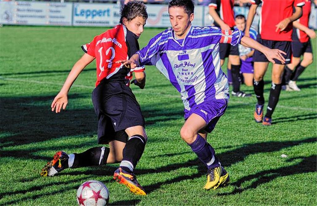 Mit seiner Schnelligkeit und Technik narrt Ufuk Kocaoglu (in Blau) die Gegenspieler. Nun bietet sich die Chance, in der Verbandsliga Fuß zu fassen. Foto: Zschorsch