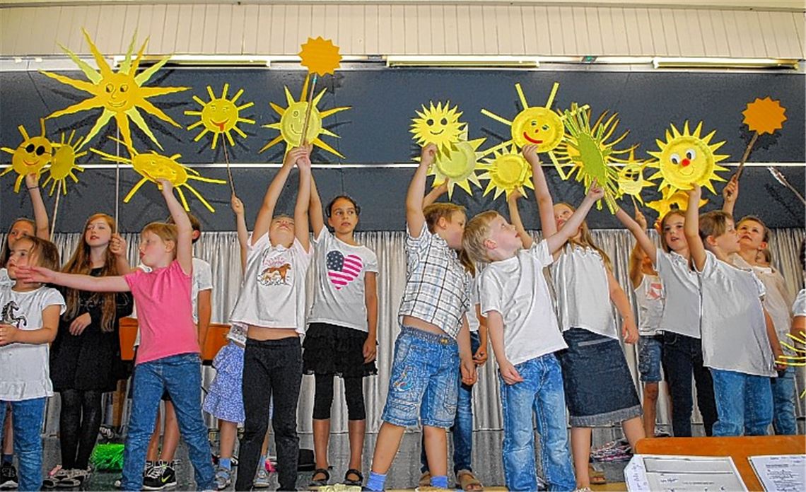 Mit selbst gebastelten Sonnen lassen die Rabensingers den Sommer hochleben. Foto: Schott