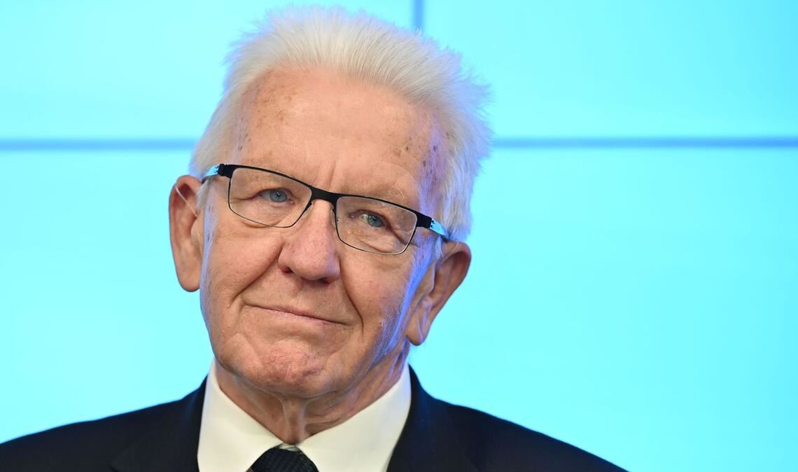 Mit sichtlicher Rührung verabschiedet Ministerpräsident Winfried Kretschmann sich von der Landespresse.