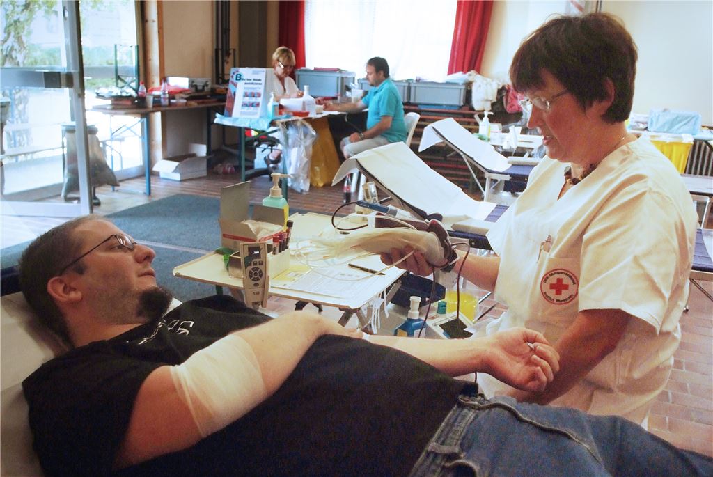 Mit speziellen Blutspendeterminen wie dieser im August 2012 auf dem Stromberg-Campingplatz durchgeführten Aktion soll einem Engpass entgegengewirkt werden.  Archivfoto: Fotomoment