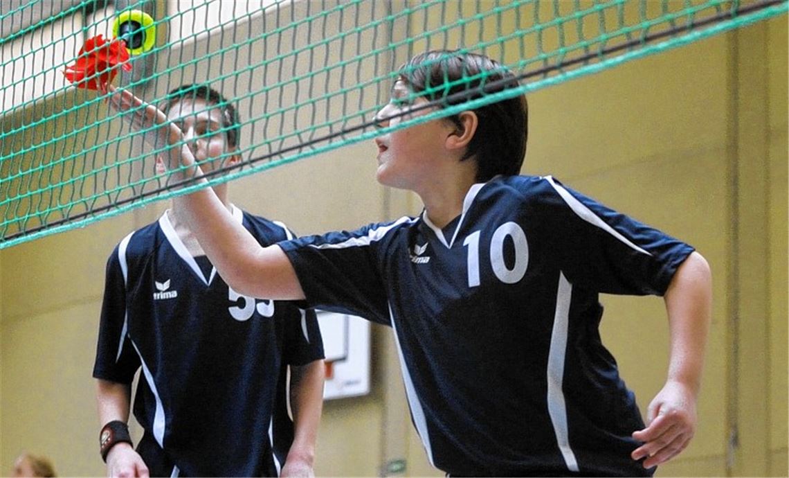 Mit technischem Feingefühl und Schnelligkeit zum Erfolg: Die Jugendmannschaft der 11 bis 14 Jahre von Indiaca Ötisheim in Aktion. Das erfolgreichste Team der Gastgeber sind die 15- bis 18-jährigen Mädchen (Ergebnisse auf Seite 12). 