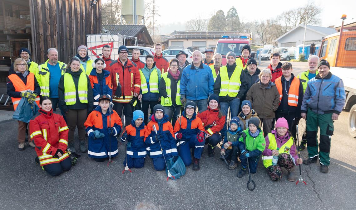 Mit vereinten Kräften setzen sich Vertreter des Albvereins, der Jugendfeuerwehr und des Bauhofs und weitere Freiwillige für ein sauberes Sternenfels ein. Fotos: Fotomoment