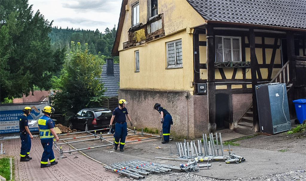 Mit verschiedenen Stützkonstruktionen versucht das THW, das Gebäude zu stabilisieren. Foto: Myroshnichenko
