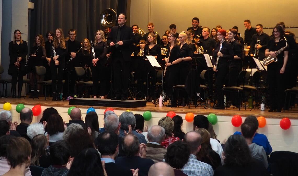 Mit viel Beifall bedacht: Das Kreisjugendorchester Pforzheim-Enzkreis mit Dirigent Daniel Wimmer. Foto: Müller