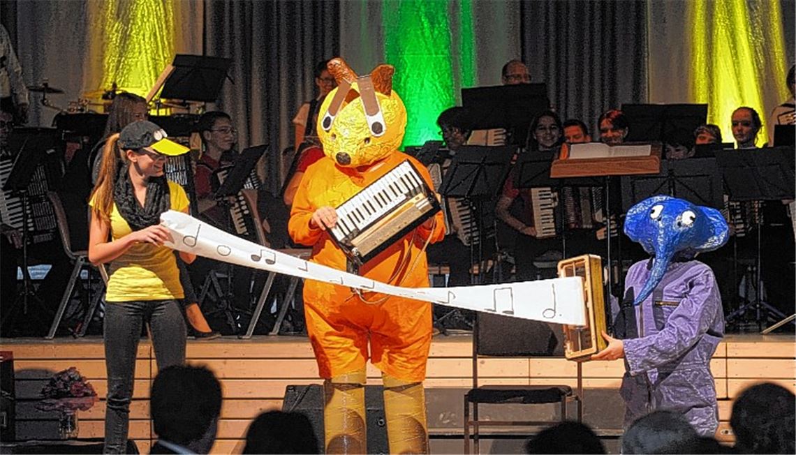 Mit viel Einfallsreichtum inszeniert der Harmonika-Spielring Film- und Fernsehszenen wie die „Sendung mit der Maus“. Foto: Fotomoment.