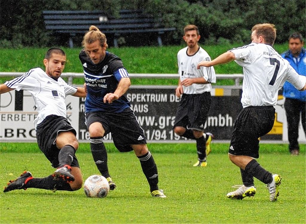 Mit viel Einsatz macht Viktoria Enzberg aus einem 0:2-Pausenrückstand noch ein Unentschieden. Foto: Fotomoment