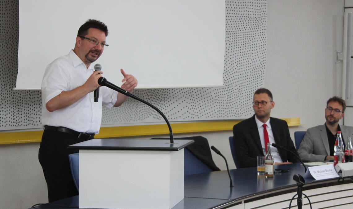 Mit viel Fachwissen und mindestens genauso viel Leidenschaft lebt Dr. Michael Blume das Amt des Antisemitismusbeauftragten. Foto: Steigleder