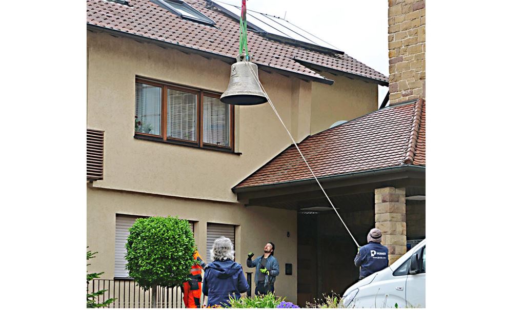 Mit viel Geduld hat es die polnische Glocke ins Freie geschafft. Sie hängt an Hebebändern an einem Lastkran und wird nach hinten von einem Stahlseil abgesichert. Foto: Friedrich