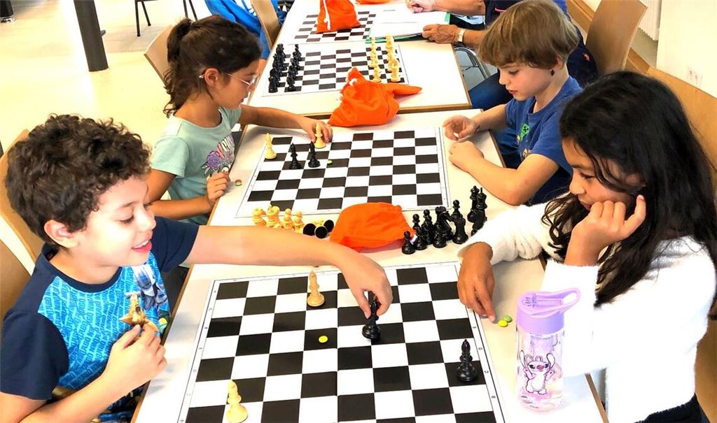 Mit viel Konzentration sind die Kinder der Grundschule Großglattbach während der Schach-AG bei der Sache.