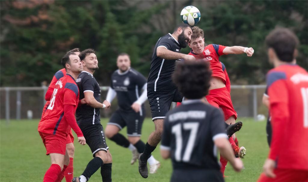 Mit viel Krampf quält sich Ötisheim (in Rot) gegen Fatihspor Pforzheim daheim zum wichtigen Punkterfolg. Foto: Fotomoment