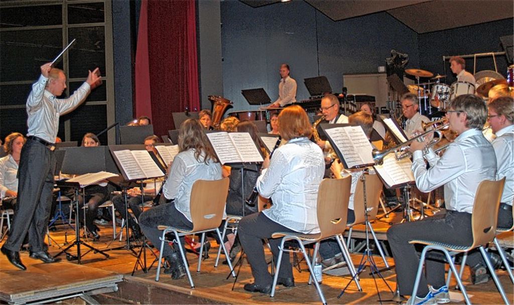 Mit viel Schwung dirigiert Dieter Schwartz den Musikverein Ötisheim. Viele junge Musiker spielen im Orchester.
