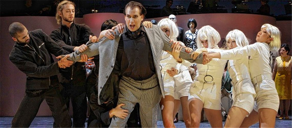 Mit vollem Einsatz: Andrea M. Pagani (Anatoly Sergievsky) und Ensemble.