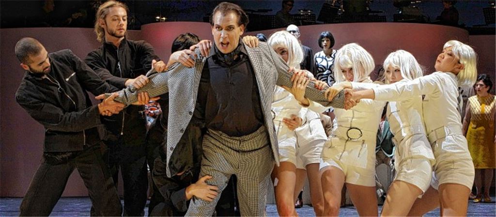 Mit vollem Einsatz: Andrea M. Pagani (Anatoly Sergievsky) und Ensemble.