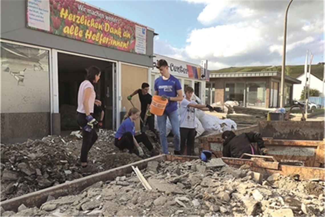 Mit vollem Einsatz dabei: Souverän packt das junge Team im verwüsteten Gebiet an.